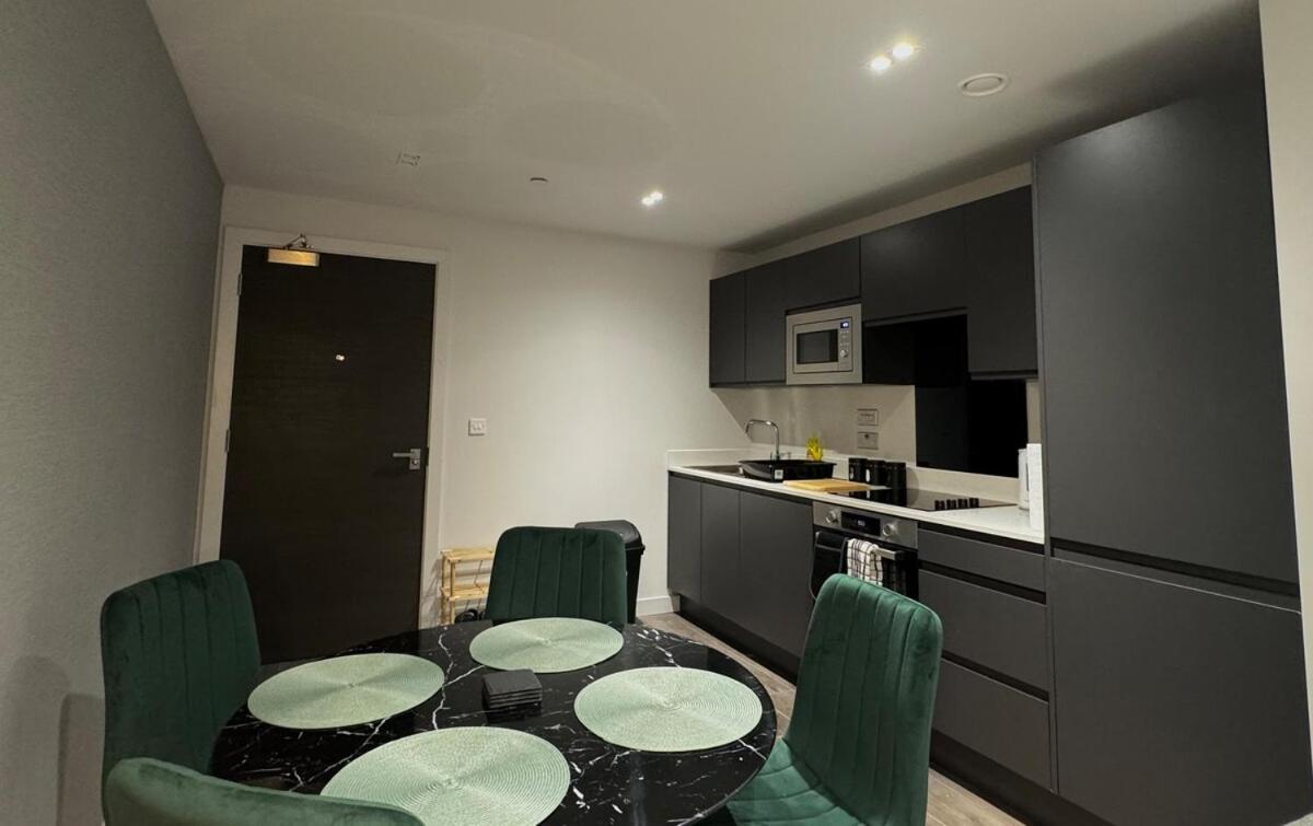 Modern 2-Bedroom Apartment In Heart Of リヴァプール エクステリア 写真