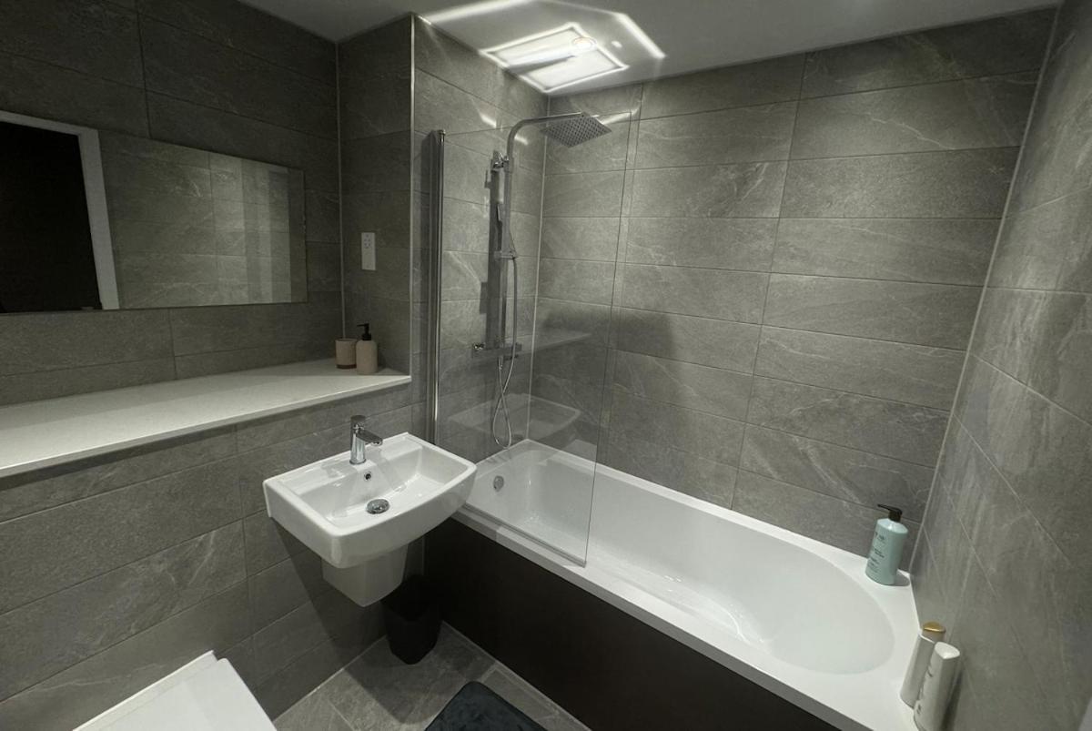 Modern 2-Bedroom Apartment In Heart Of リヴァプール エクステリア 写真