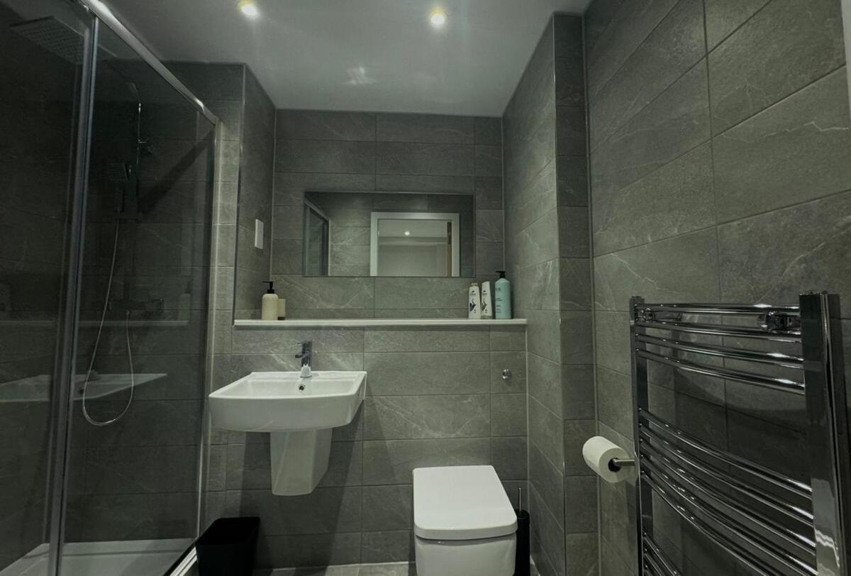 Modern 2-Bedroom Apartment In Heart Of リヴァプール エクステリア 写真
